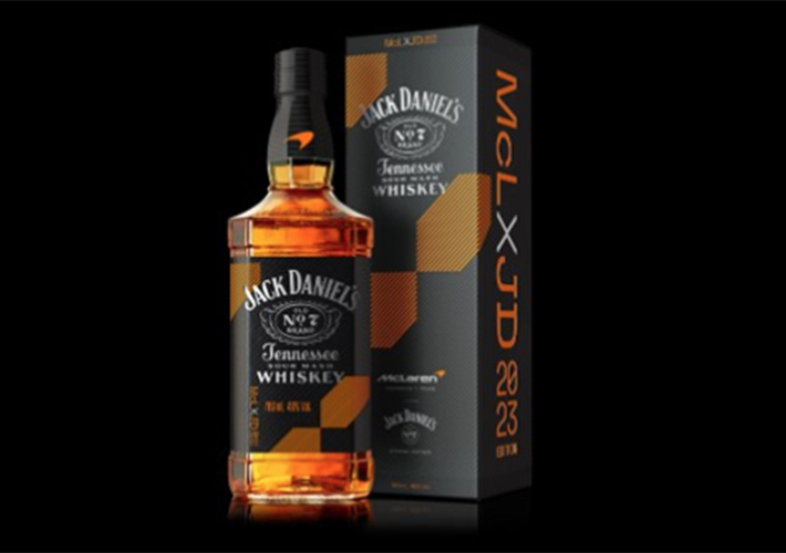 foto noticia Jack Daniel’s lanza una botella de edición limitada para celebrar su alianza con el equipo McLaren de Fórmula 1.